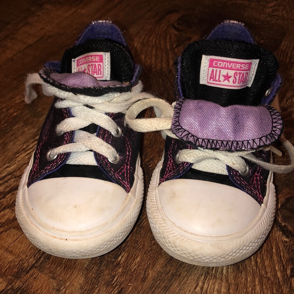 Size 8, girls converse sneakers. Very cute!